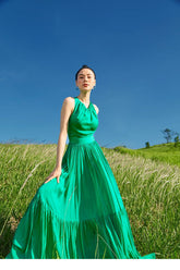 Robe longue en soie à volants avec décolleté licou et silhouette fluide pour des occasions estivales élégantes